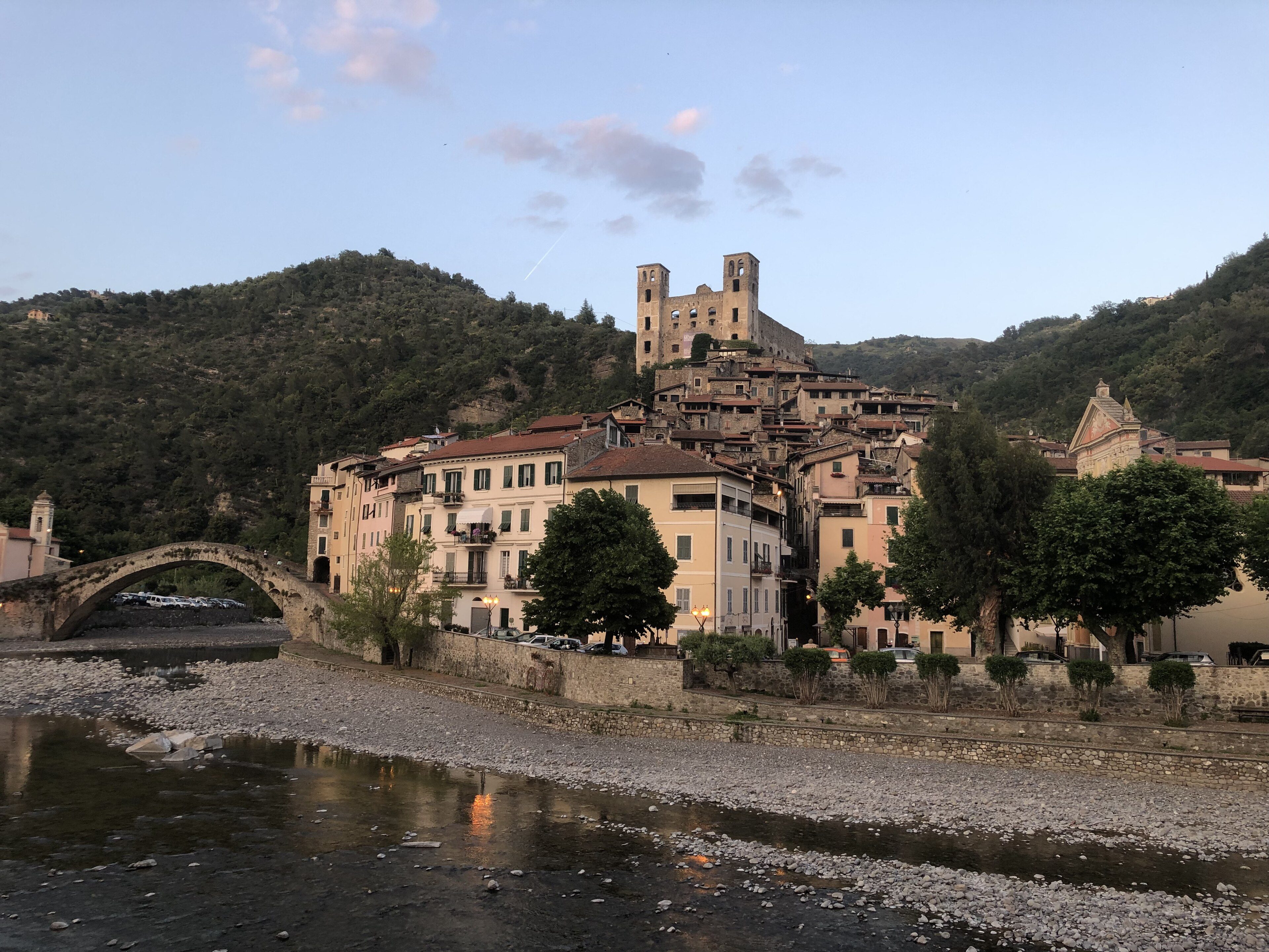 Il borgo di Neive sulla collina