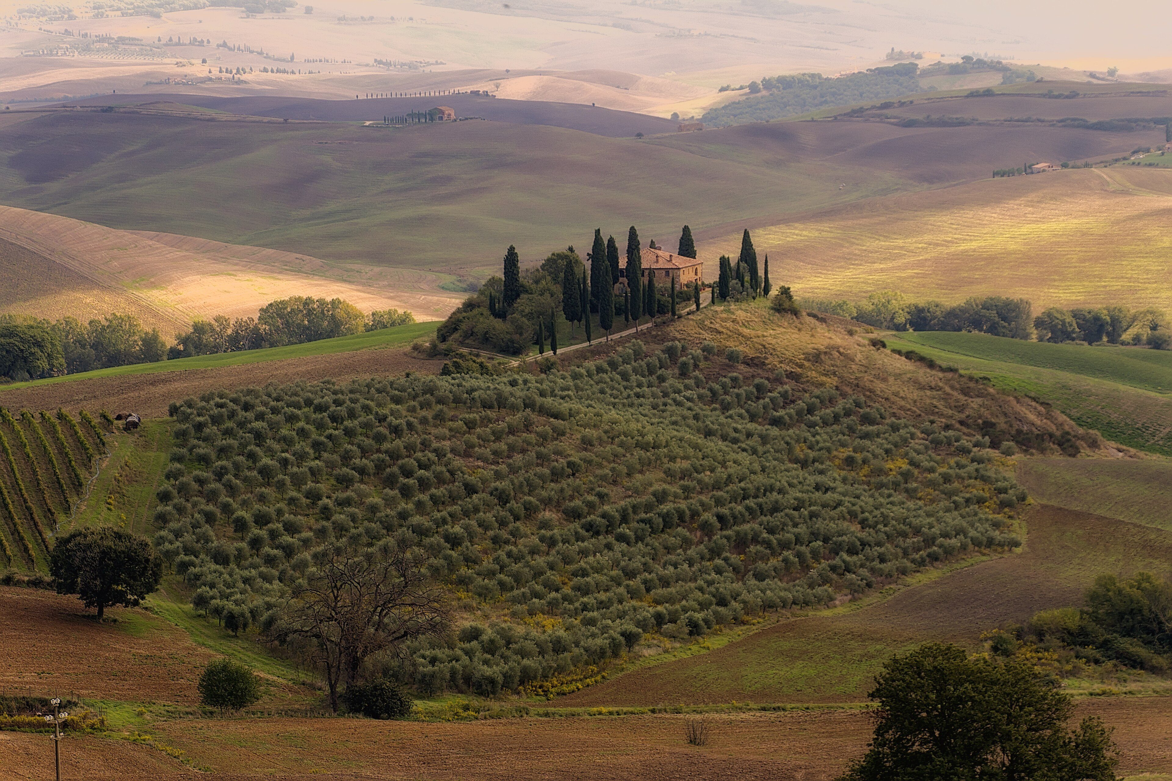 Il casale tra i prati e le colline alla luce della sera