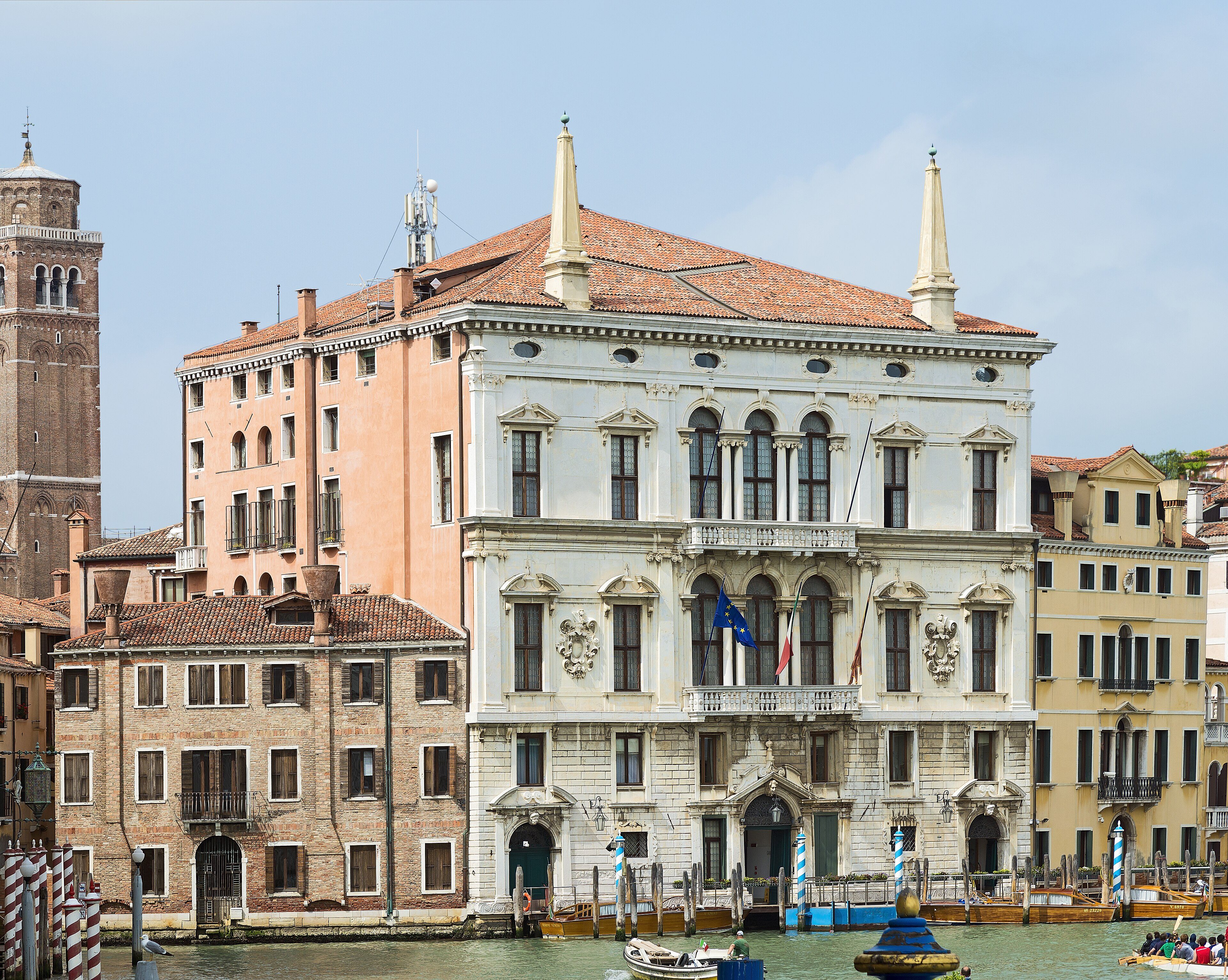 La facciata di pietra dell'albergo al tramonto