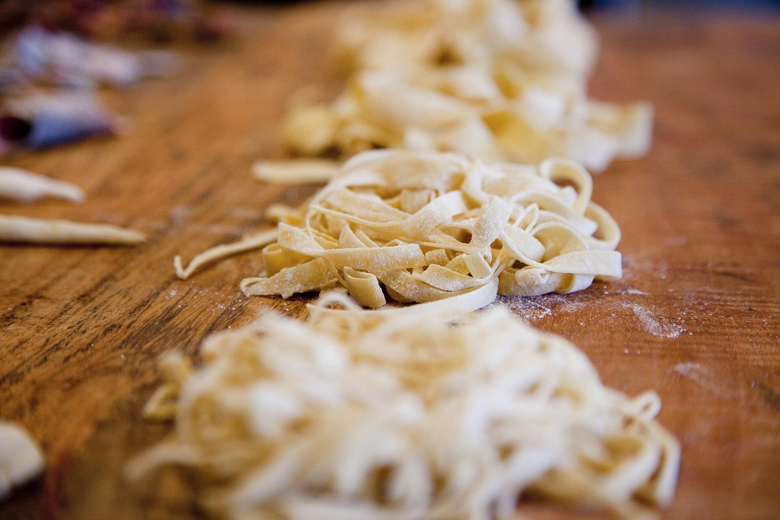 Pasta tirata a mano sul tagliere