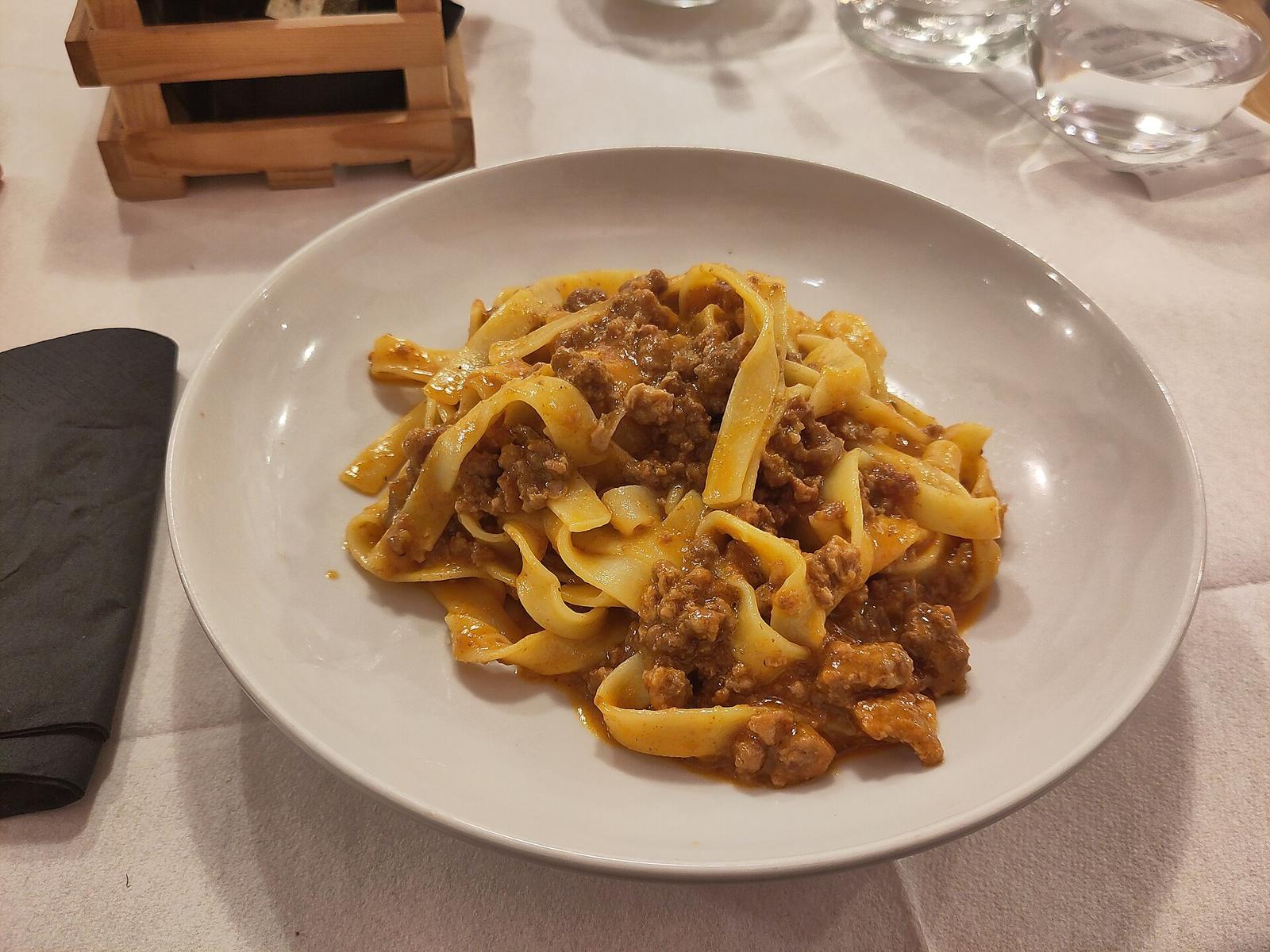 Tagliatelle al ragù lento della casa